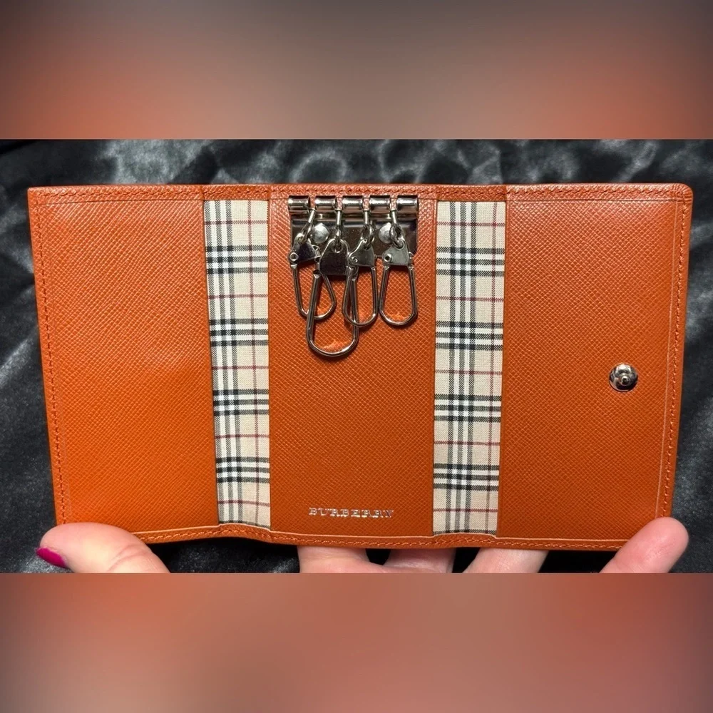Burberry key holder, like new